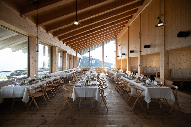 Festlich gedeckter Hochzeitssaal im Bergrestaurant Chäserrugg mit Blick auf die Berge.