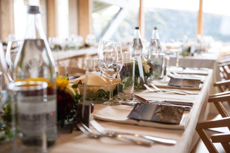 Stilvoll gedeckter Hochzeitstisch mit Sonnenblumen und eleganter Deko im Bergrestaurant Chäserrugg.